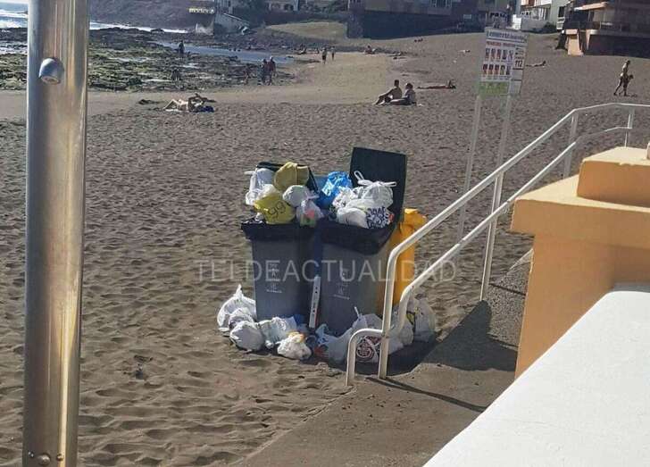 Depósitos a tope en la playa de Salinetas (foto TA)