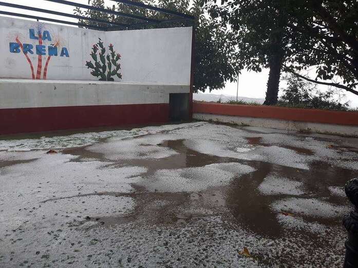 Hielo en la plaza de La Breña, tras la granizada de este mediodía (Foto TA)