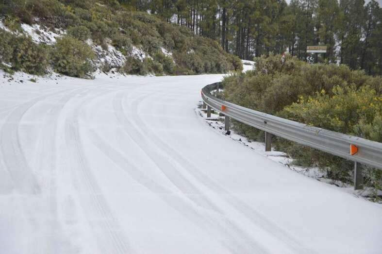 Un manto blanco cubrió este sábado las carreteras de la cumbre de la Isla (Foto Antonio Alí)