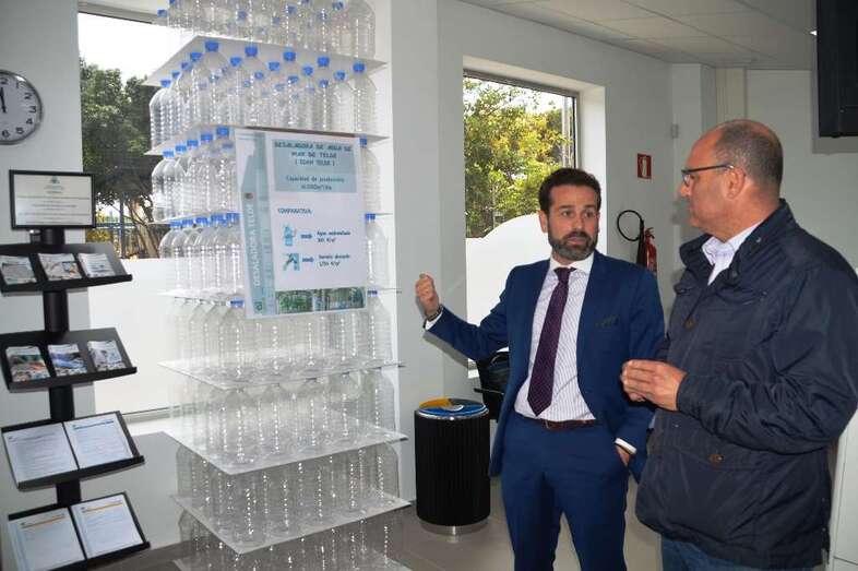 El concejal Agustín Arencibia y el gerente de Aguas de Telde, Gustavo Gómez, en las nuevas oficias de la compañía en San Juan (Foto TA)