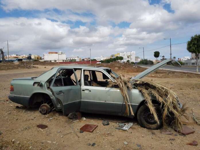 Imagen de archivo de un coche abandonado en El Calero (Foto TA)