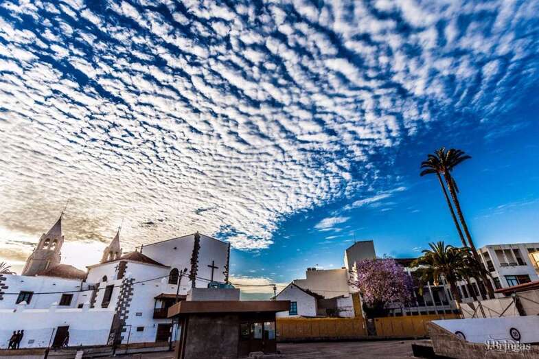Bella imagen de nubes altas en el atardecer de Telde (Foto José Bringas)