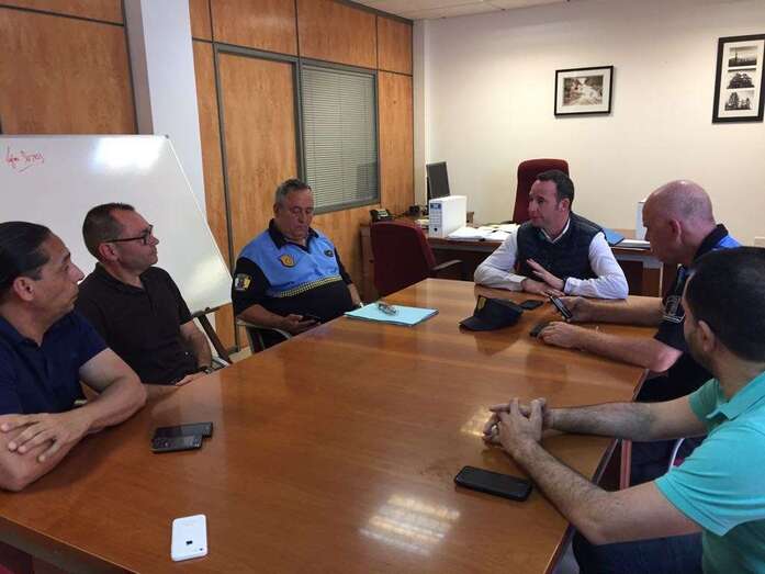 Reunión de políticos, técnicos y policías locales para activar el dispositivo especial de vigilancia (Foto TA)
