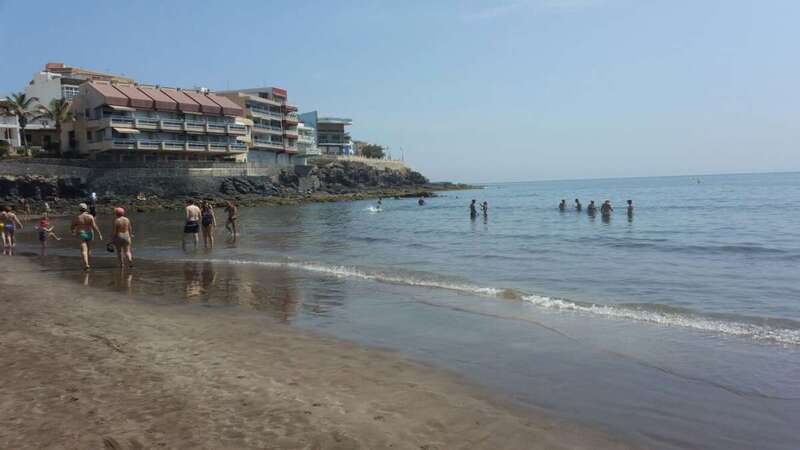 Muchos bañistas disfrutaban este martes de las playas de Telde (Foto TA)