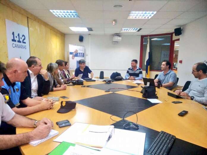 Reunión de esta madrugada del Centro Coordinador Operativo con asistencia del concejal Juan Martel (Foto TA)