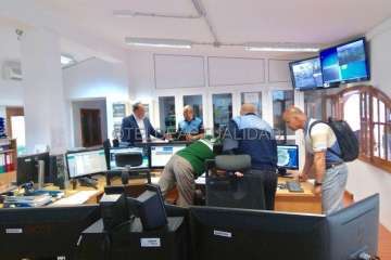 Imágenes aéreas del vertido y de la reunión del Cecopin (Foto TA)