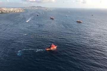 Imágenes aéreas del vertido y de la reunión del Cecopin (Foto TA)