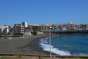 Playas solitarias y animada Feria del Libro en Telde (Foto TA)