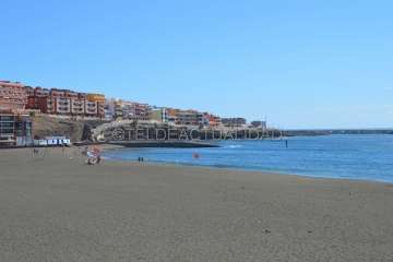 Playas solitarias y animada Feria del Libro en Telde (Foto TA)
