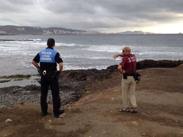 Agentes de la Policía Local de Telde y de Medioambiente comprobaron este lunes que el vertido había desaparecido (Foto TA)