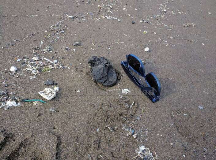 Bola de alquitrán localizada en una de las playas (Foto TA)