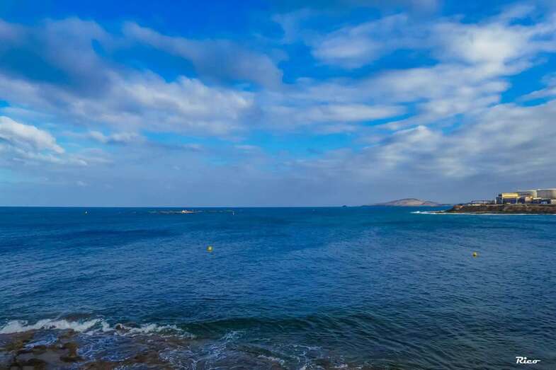 Nubes variables este domingo en la bahía de Melenara (Foto Antonio Rico)
