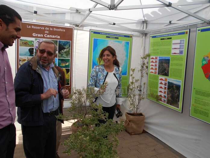 La alcaldesa con el concejal de Medio Ambiente y el director adjunto del Jardín Canario, en la inauguración de la exposición (Foto TA)