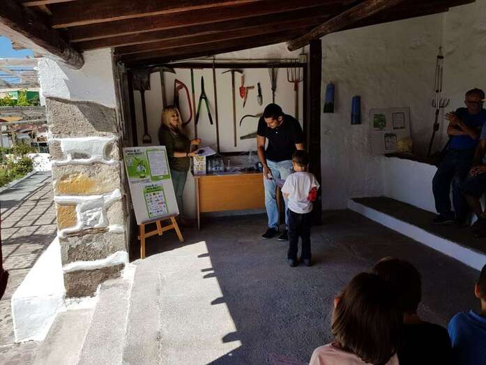 El concejal Abraham Santana entregó los diplomas (Foto TA)