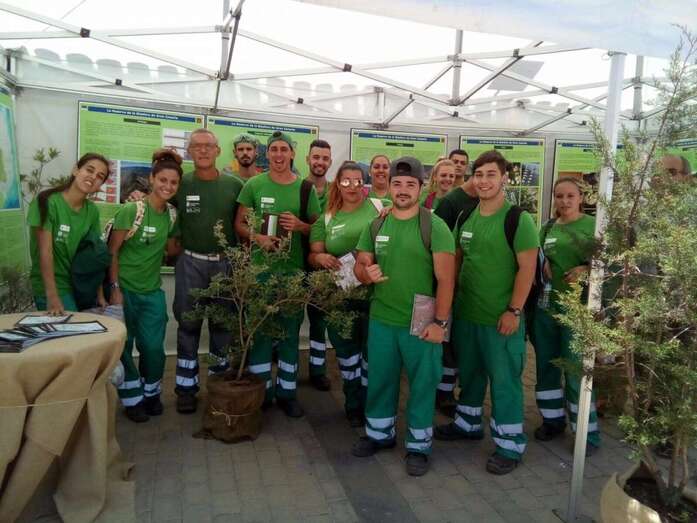 Los alumnos en la exposición medioambiental (Foto TA)