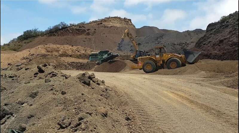 Los trabajos extractivos cuentan aparentemente con autorización, aunque Turcón pone en tela de juicio su idoneidad (Foto TA)
