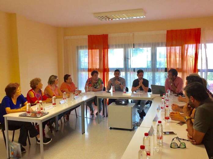 Momento de la reuniÃ²n de Héctor Suárez con representantes vecinales del Valle de los Nueve (Foto TA)