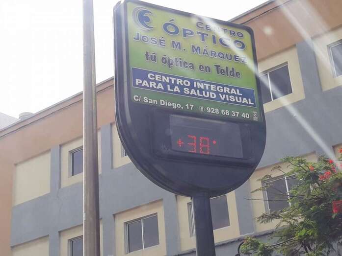 Los termómetros callejeros reflejaban este sábado festivo altas temperaturas en Telde (Foto TA)