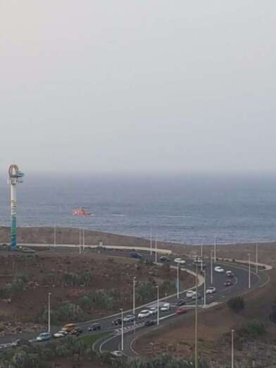 Embarcación de Salvamento Marítimo, ayer por la tarde frente a la playa de Jinámar (Foto TA)