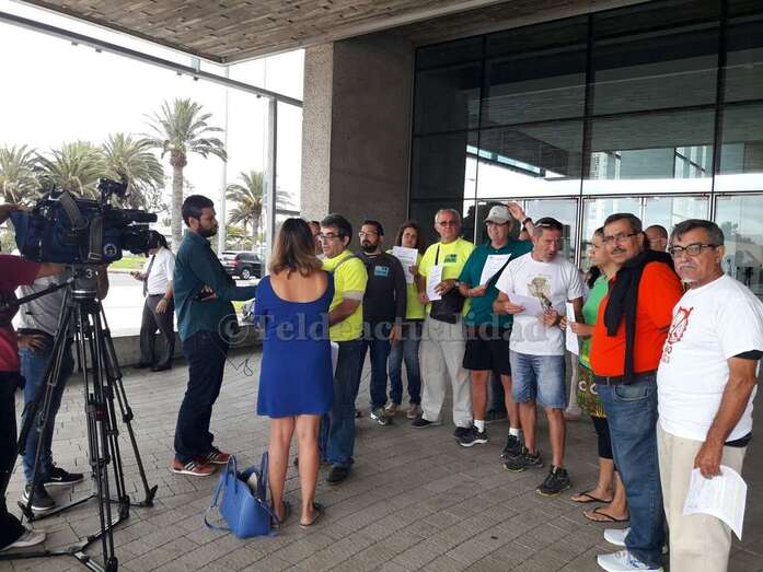 Los ecologistas a las puertas de la Ciudad de la Justicia, junto a Honorio Galindo (foto TA)