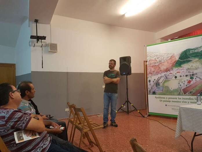 La charla tuvo lugar anoche en Lomo Magullo (Foto TA)