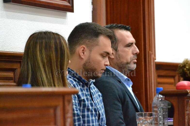 Guillermo Eugenio y Esther González, ediles no adscritos vinculados a Podemos (Foto TA)