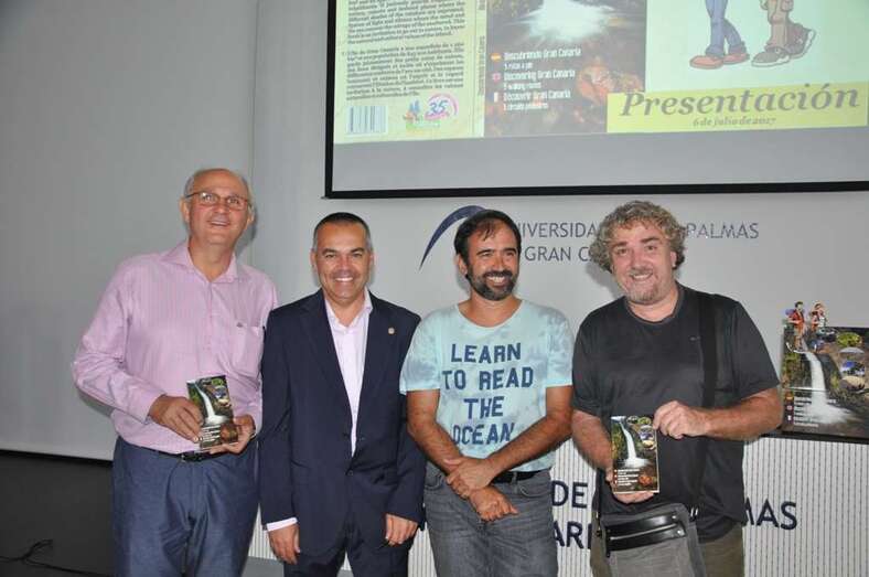 Álvaro Monzón, segundo por la izquierda, arropado ayer por amigos durante la presentación de su libro (Foto TA)