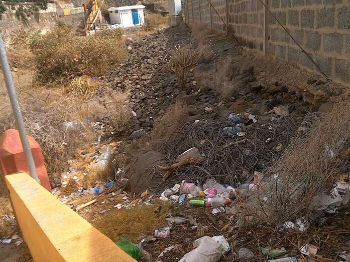 La basura se encuentra prácticamente por todos los rincones del barranco (Foto TA)