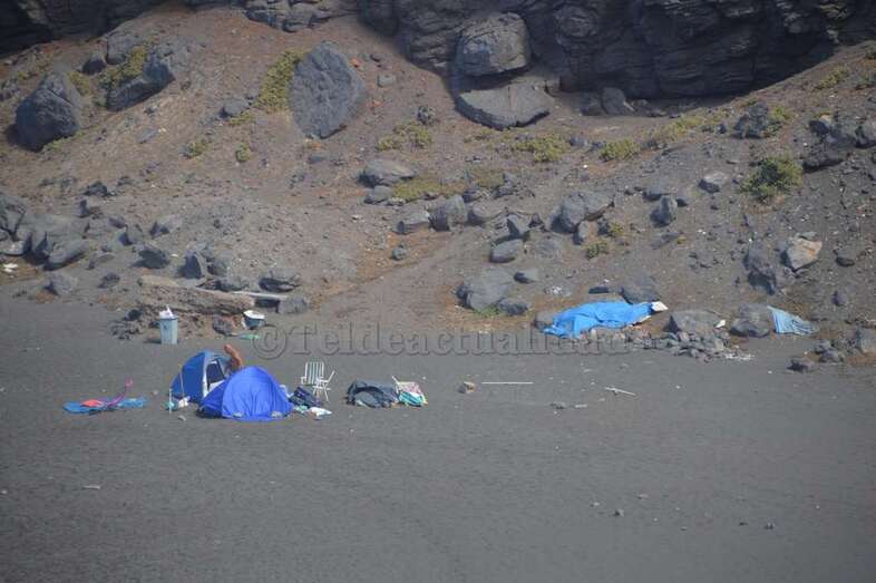 Tiendas de campaña en la playa cercana al antiguo hotel Bahía Mar, en la zona de La Garita (Foto TA)