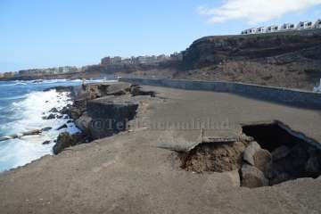 Estado que ha quedado el viejo espigón de la playa del antiguo hotel Bahía Mar (Foto TA)