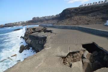 Estado que ha quedado el viejo espigón de la playa del antiguo hotel Bahía Mar (Foto TA)