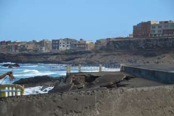 Estado que ha quedado el viejo espigón de la playa del antiguo hotel Bahía Mar (Foto TA)
