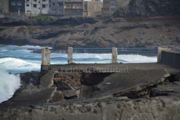 Estado que ha quedado el viejo espigón de la playa del antiguo hotel Bahía Mar (Foto TA)