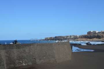 Estado que ha quedado el viejo espigón de la playa del antiguo hotel Bahía Mar (Foto TA)