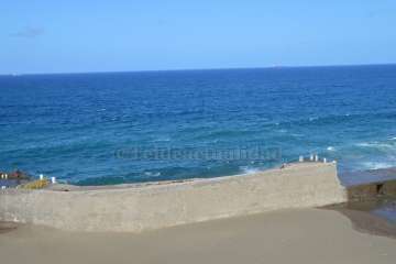 Estado que ha quedado el viejo espigón de la playa del antiguo hotel Bahía Mar (Foto TA)