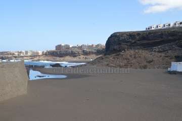Estado que ha quedado el viejo espigón de la playa del antiguo hotel Bahía Mar (Foto TA)