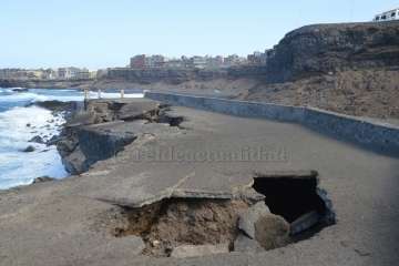 Estado que ha quedado el viejo espigón de la playa del antiguo hotel Bahía Mar (Foto TA)