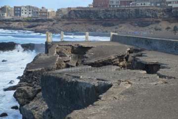 Estado que ha quedado el viejo espigón de la playa del antiguo hotel Bahía Mar (Foto TA)