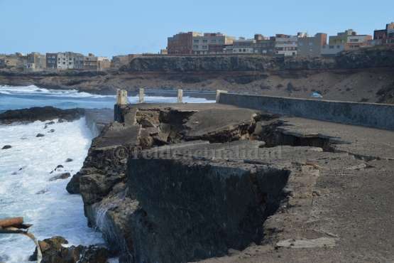 Estado que ha quedado el viejo espigón de la playa del antiguo hotel Bahía Mar (Foto TA)