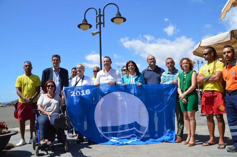 Archivo. Acto del izado de la bandera azul el pasado año en Melenara (Foto TA)