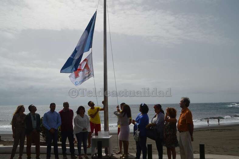Momento del izado de las dos banderas (Foto TA)