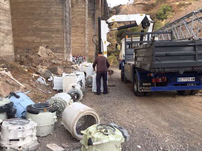 Cementerio de viejas lavadoras en el Barranco de Silva (Foto TA)