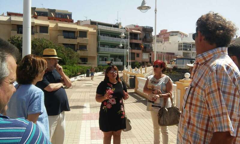 Las concejalas Gloria Cabrera y Saro Sosa con vecinos de Salinetas, en la avenida de la playa (Foto TA)