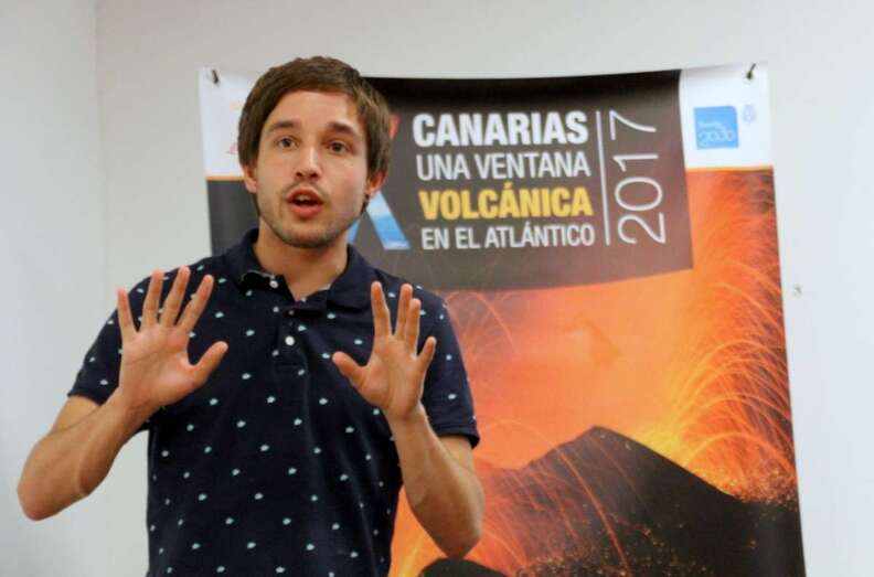 El ponente de las jornadas, Rubén García, geólogo (Foto Jesús Ruiz Mesa)