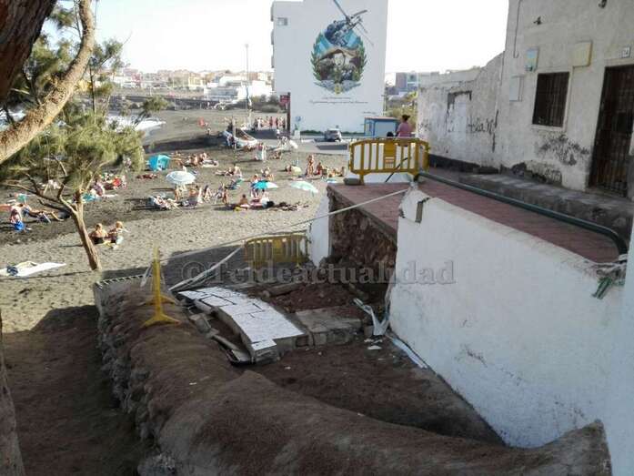 Imagen del muro que se cayó sobre la arena desde la avenida (Foto TA)