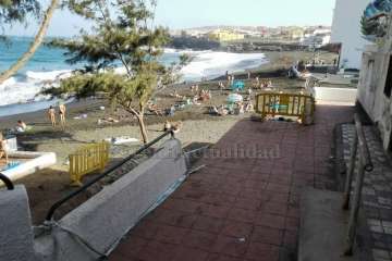 Muro caído sobre la arena (Foto TA)