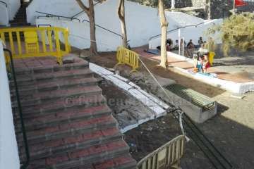 Muro caído sobre la arena (Foto TA)