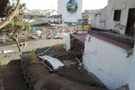 Muro caído sobre la arena (Foto TA)