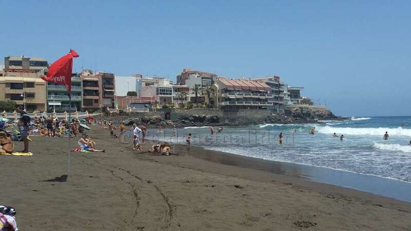 La bandera roja colocada en la misma arena de la playa de Salinetas, ayer viernes (Foto TA)
