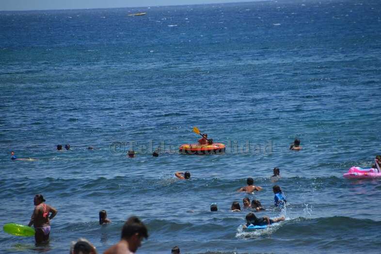 Bañistas disfrutan del magnífico día de playa en Salinetas  (Foto TA)